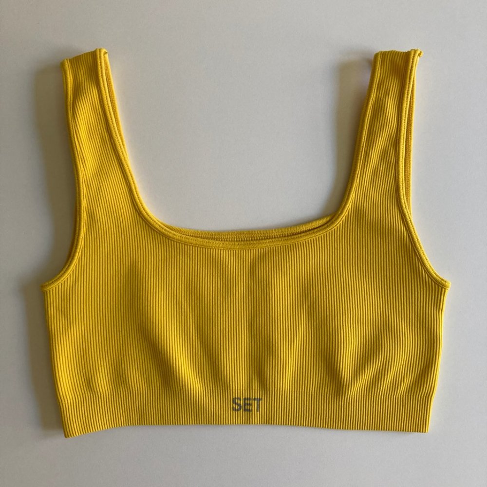 Set Active Mango-Colored Box Cut Sports Bra